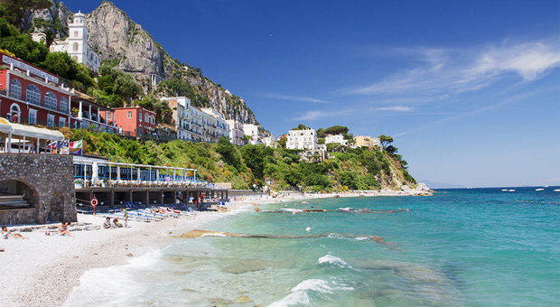 Capri, onde anomale sui bagnanti in spiaggia: «Colpa di navi e aliscafi»