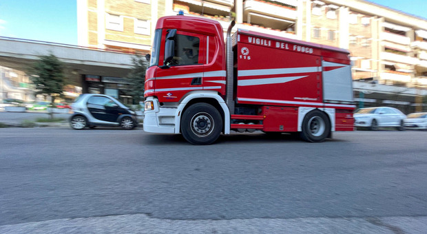 Fuga di gas in una scuola di Milano, classi evacuate e 4 studenti intossicati: «Metano proveniente da un cantiere»