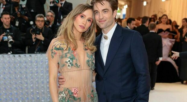 Suki Waterhouse ha una figlia con Robert Pattinson. Il gender reveal al Coachella: «Amo le donne straordinarie, ne ho una con me stasera»