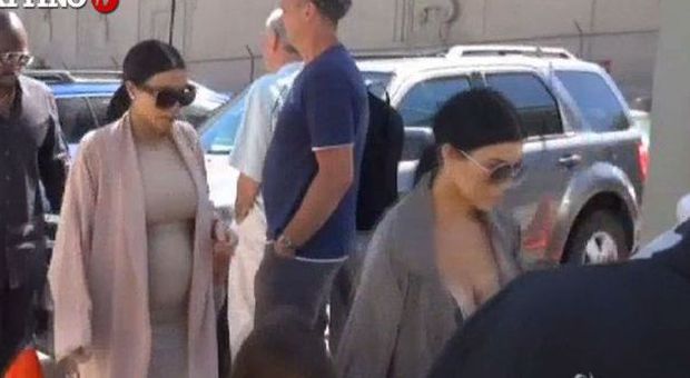 Le Kardashian a spasso: Kourtney e il seno 'bomba' battono il pancione di Kim