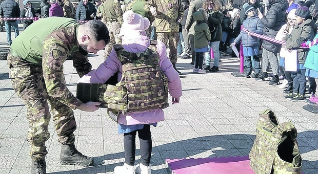 Giubbotti antiproiettile e flessioni, i bimbi con l'Esercito: è polemica