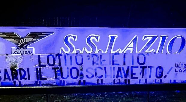 Lo striscione dei tifosi della Lazio a Formello