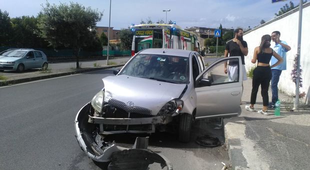 Rocambolesco incidente stradale a Battipaglia: donna finisce in ospedale