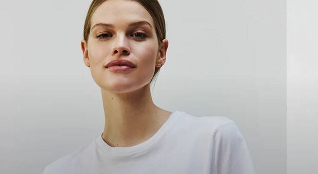 Vogue lancia la prima collezione di abbigliamento: felpe e T-shirt con l'iconico logo