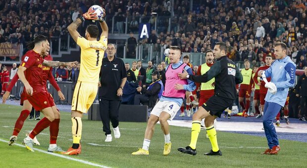 Roma-Lazio, rissa nel finale: Radu "nasconde" il pallone, Rui Patricio lo spinge. E le due panchine scattano. Cosa è successo