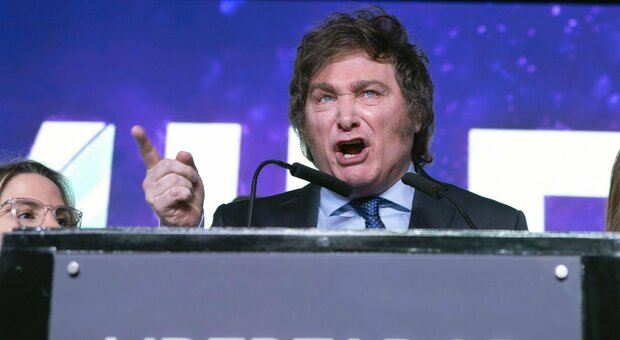 Javier Milei trionfa alle primarie in Argentina: chi è l'ultraliberista che si ispira a Trump (e vuole il dollaro come moneta)
