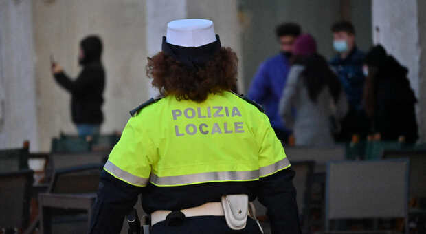 «Vigilessa demansionata al rientro dopo la gravidanza»: scoppia il caso nella Polizia locale della Comunità Riviera friulana