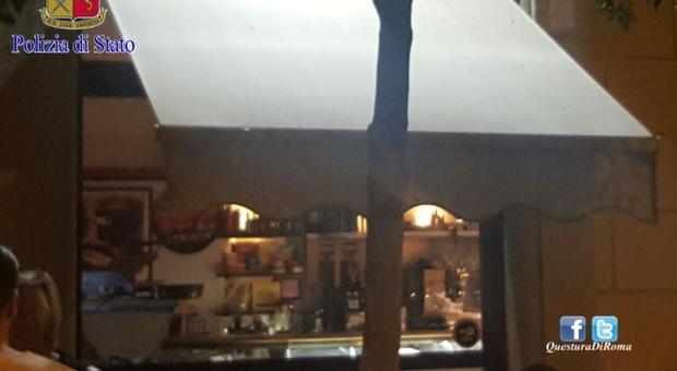 Roma, la polizia fa irruzione in un bar: arrestato uno spacciatore, chiuso il locale