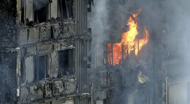 Sedicenne perde tutto nell'incendio di Londra: non va a dormire e si presenta a scuola per l'esame di chimica