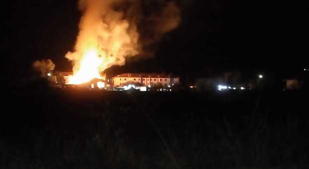 Notte di fuoco nel Vallo di Diano: fiamme alte a pochi metri dalle case