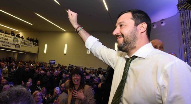 Chiude comitato elettorale per Salvini nel Napoletano: due indagati per voto di scambio