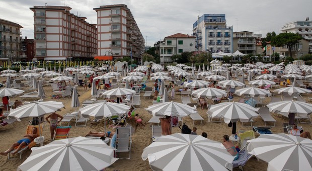 «Vieni a partorire nei nostri ospedali e l'ombrellone in spiaggia è gratis»