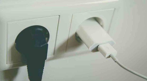 Collega il caricabatterie del telefono alla presa elettrica e esplode: 20enne muore, ferita la sua fidanzata Collega il caricabatterie del telefono alla presa elettrica e esplode: 20enne muore, ferita la sua fidanzata