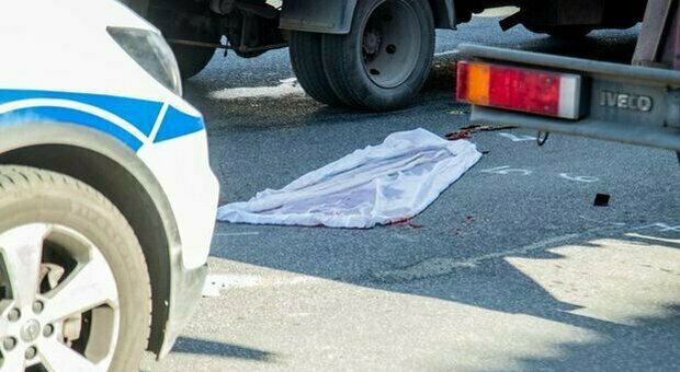 Investito e ucciso da un'auto in via Palmiro Togliatti: pirata in fuga