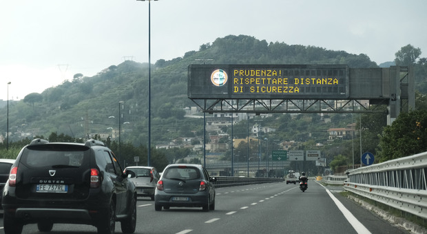 Autoerotismo al volante sulla Tangenziale di Napoli: denunciato imprenditore