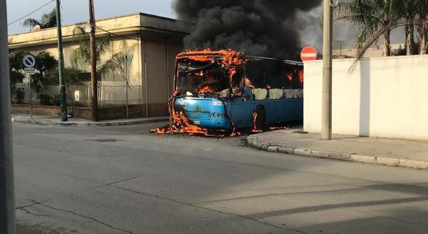 Panico in strada: prende fuoco un bus con a bordo studenti