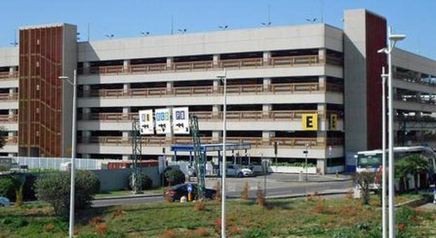 Choc in aeroporto a Fiumicino, uomo di 30 anni morto nel parcheggio: «Precipitato da 15 metri»