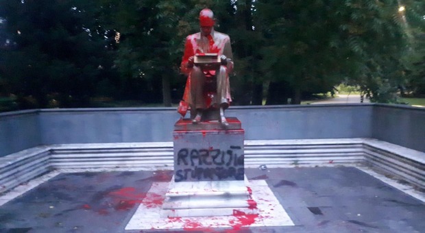 Milano, statua di Montanelli imbrattata: insulti e vernice rossa
