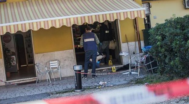 Sparatoria al bar, terrore a La Rustica: gambizzato un uomo, caccia a 2 banditi