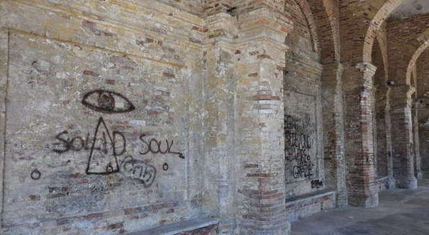 Osimo, imbratta le mura del loggiato Denunciata una ragazzina di 16 anni