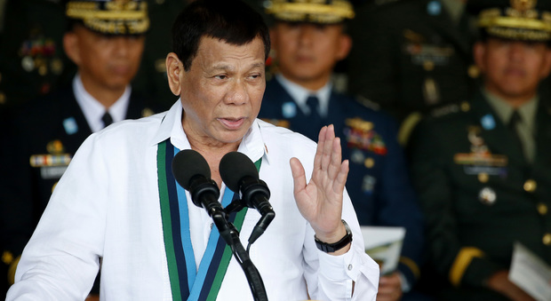 Filippine, il presidente Duterte ai soldati: «Sparate alla vagina delle ribelli comuniste»