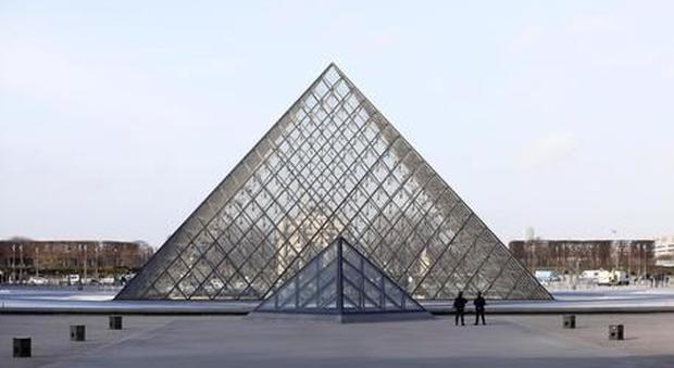 Il Louvre rimuove il nome della famiglia Sackler dal museo: la decisione dopo lo scandalo sulla droga