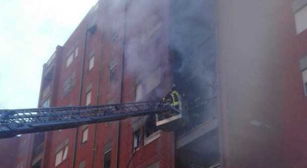 Cisterna di Latina, incendio in un palazzo: i vigili salvano cinque persone