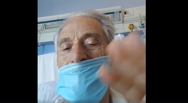 Amedeo Minghi ricoverato, il video con la mascherina dall'ospedale: «È bello stare di nuovo insieme»