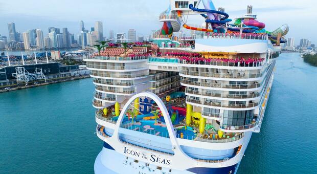Icon of The Seas, a Miami inaugurata la più grande nave da crociera al mondo: pesa 5 volte il Titanic, lunga come tre campi da calcio