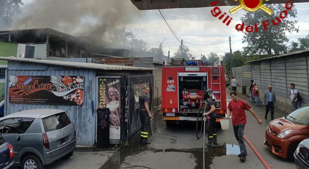 Roma, scoppia incendio in un container: le fiamme minacciano falegnameria