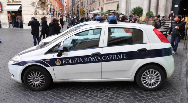 Roma, albero crolla in centro, ferito un passante, auto danneggiate