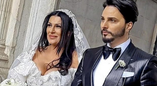 Napoli, matrimonio tra il cantante neomelodico e la vedova del “boss”: indaga la Procura. Lo sposo: «Tra un mese il bis in chiesa»