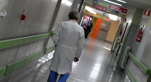 Bari, medico aggredito al pronto soccorso dalla suocera di una paziente: ha un malore