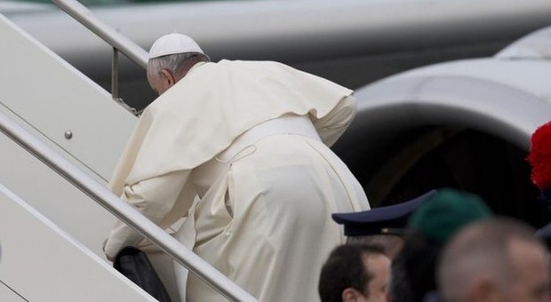 Papa Francesco a New York rischia di cadere sulla scaletta dell'aereo