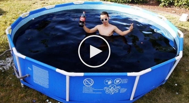Riempie la piscina con 5.680 litri di Coca-Cola, lancia le mentine e si tuffa col drone