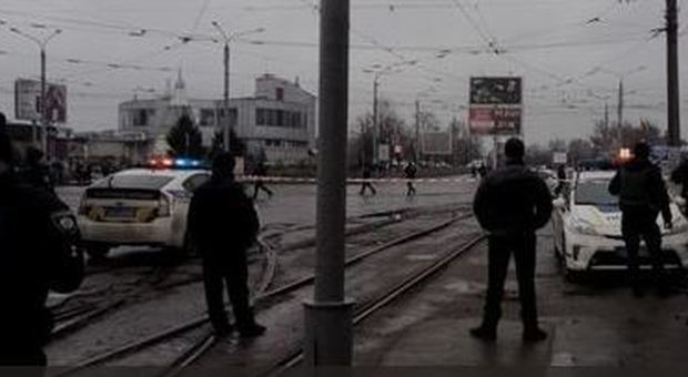 Ucraina, con un giubbotto esplosivo si barrica in un ufficio postale sequestrando donne e bambini