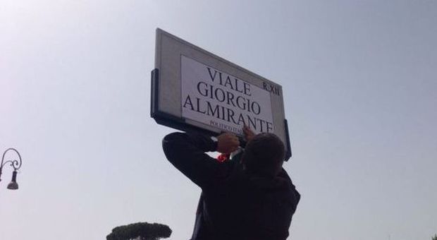 Centenario nascita di Almirante, flash mob di Fdi-An con targa simbolica a Roma