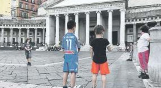 Napoli, esplode la voglia di calcio: tutti in piazza per fare gol