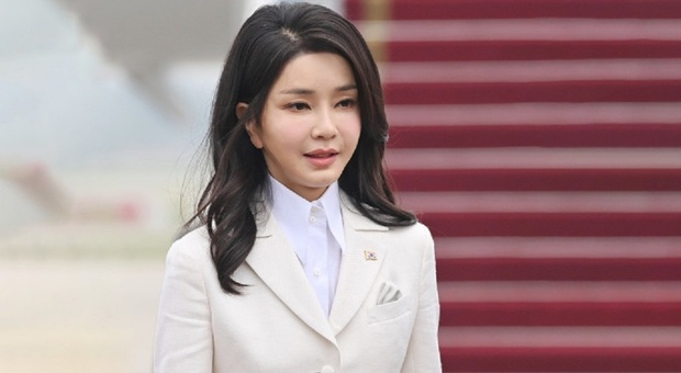 La borsa Dior della first lady coreana diventa un caso politico: «Kim Keon come Maria Antonietta». Ma forse è una trappola