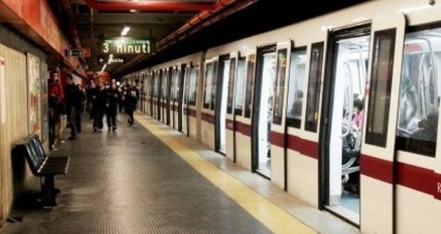 Roma, pacco sospetto in metro: chiusa fermata linea B Termini. Ma era un falso allarme