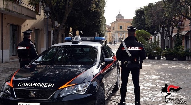 Trovato dai carabinieri con la droga in casa: scatta la denuncia