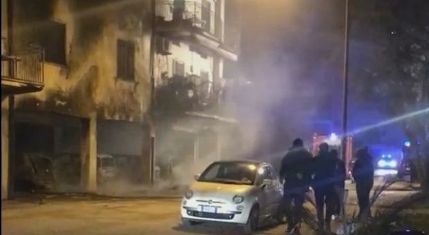 Inferno nella notte a Capua, a fuoco palazzine e 8 auto: pista della droga
