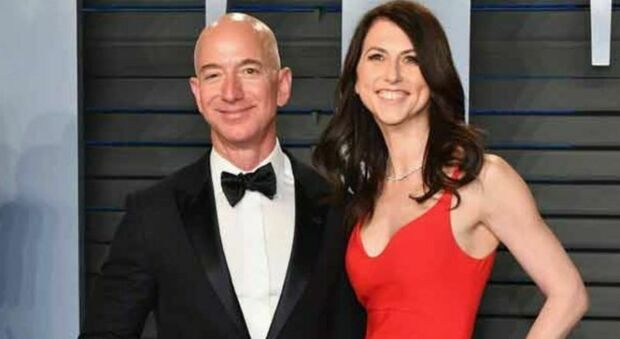 Jeff Bezos, l'ex moglie MacKenzie Scott dona 2 miliardi in beneficienza: è il tesoretto della separazione dal numero uno di Amazon