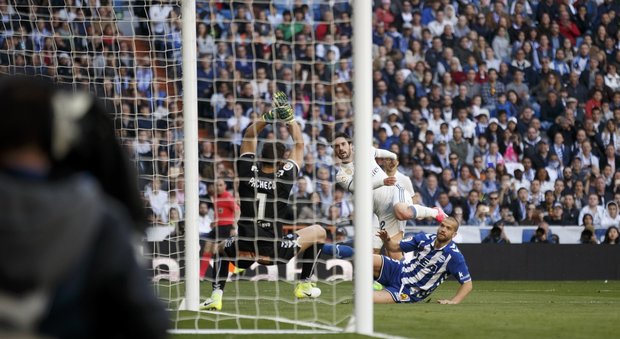 Liga, il Real Madrid cala il tris: 3-0 all'Alaves, il Barcellona ne fa 4 al Granada