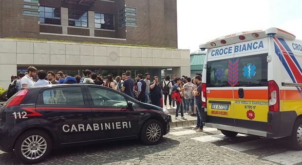 Choc all'Università di Salerno: studente si lancia dal terzo piano
