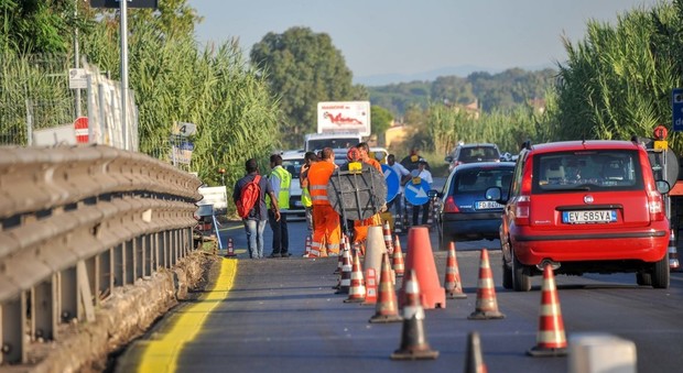 Roma, tenta il suicidio gettandosi dal viadotto della Magliana: salvato dalla polizia municipale