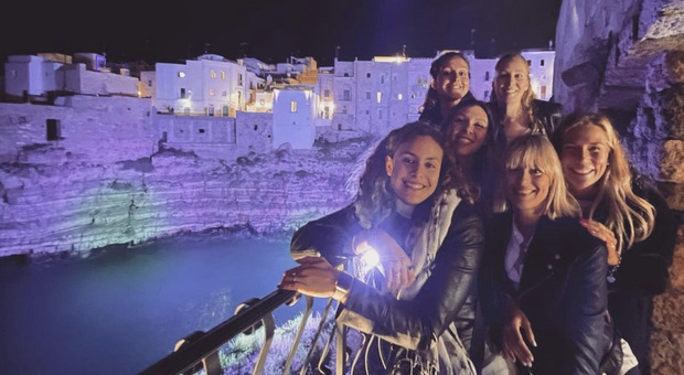 Federica Pellegrini, per l'addio al nubilato vola in Puglia con le amiche FOTO