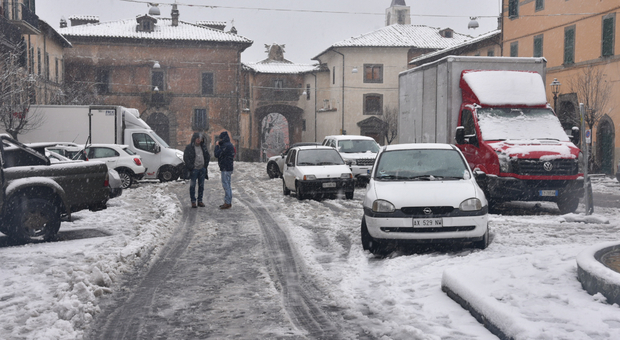 Nevica ma non c'è l'allerta meteo, disagi sulle strade della Tuscia. E a Vallerano bimbi fuori da scuola: mancano le maestre