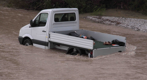 Divieti e sbarre giù, tenta di guadare il fiume: intrappolato nel furgone (foto di archivio)