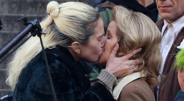 Lady Gaga bacia una donna a New York e l'immagine diventa virale: scena di un film o realtà? La domanda impazza sui social